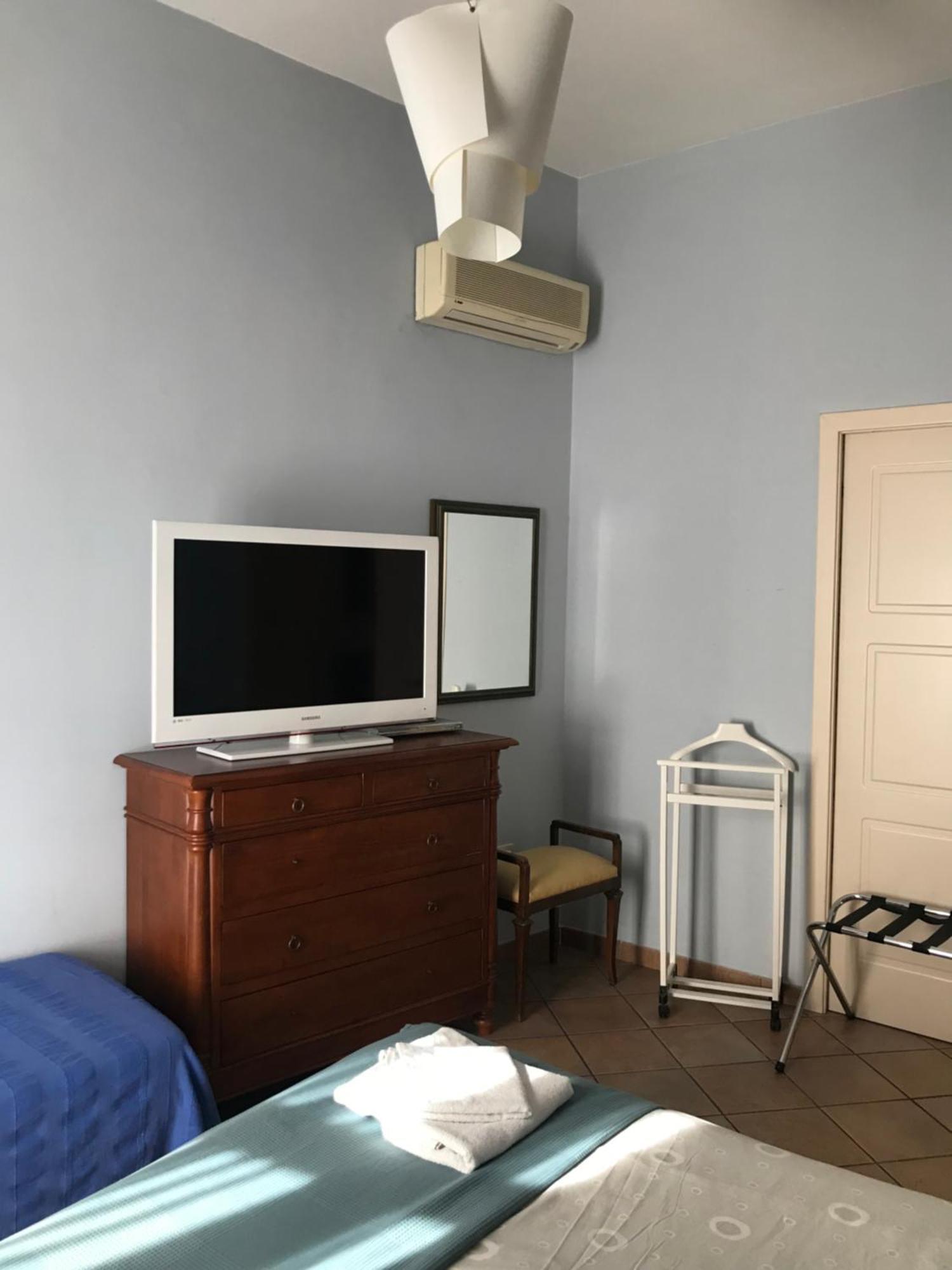 Numero 3 Hotel Cagliari Bagian luar foto